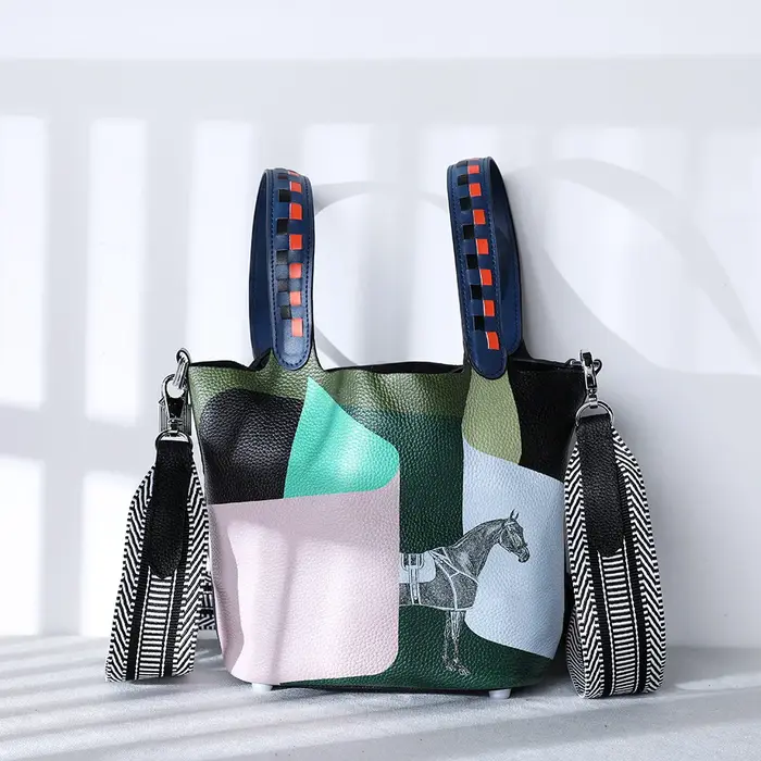 Sac à bandoulière classique de style parisien pour femmes, avec un design élégant en cuir et une cou