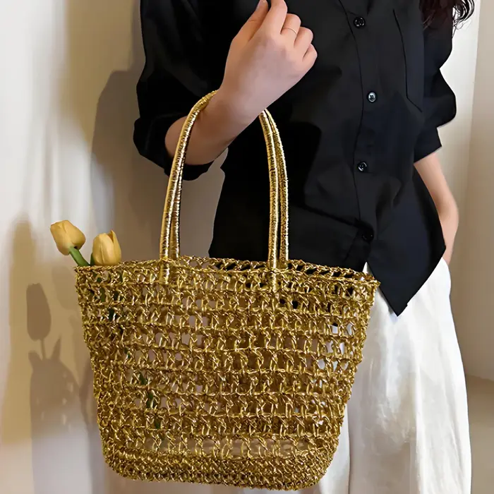 Sac cabas doré tressé à l'épaule