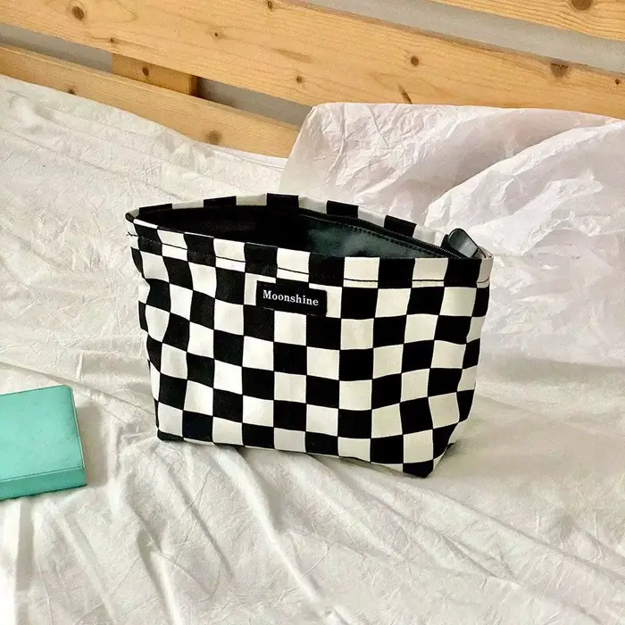 Sac à cosmétiques à carreaux noir et blanc