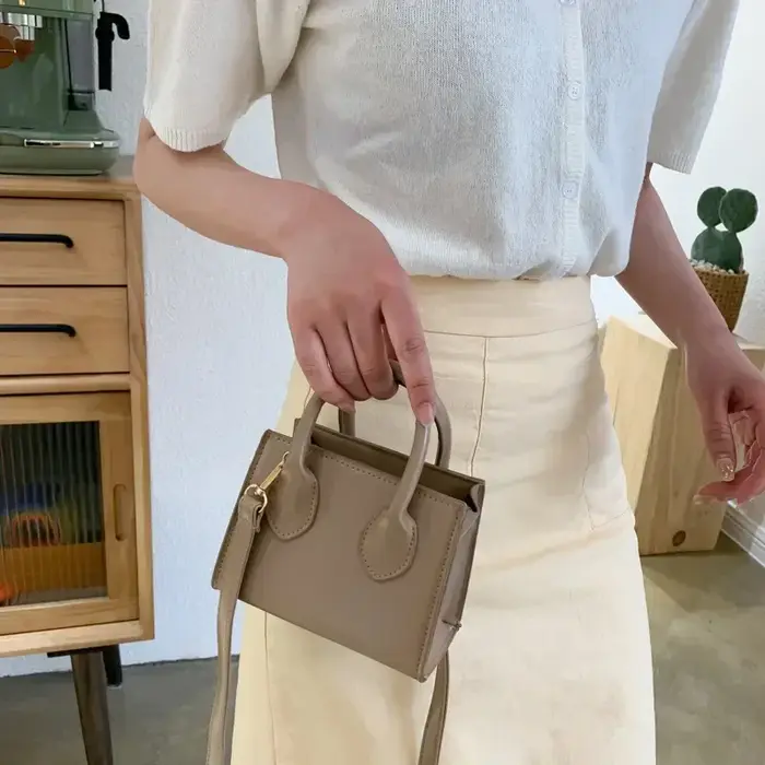 Femme petit sac carré nouveau populaire rétro Mini sacs à main littéraire foules épaule messager