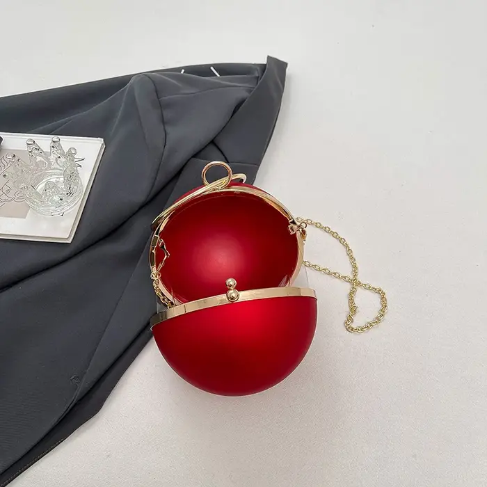Sac à main avec poignée en anneau en métal