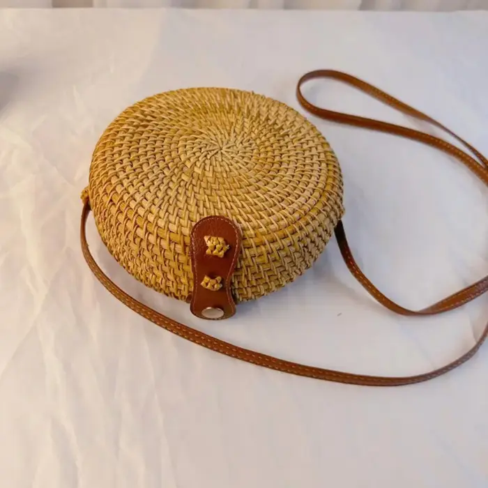 Sac bandoulière rond ajouré en rotin tressé style bohème tendance