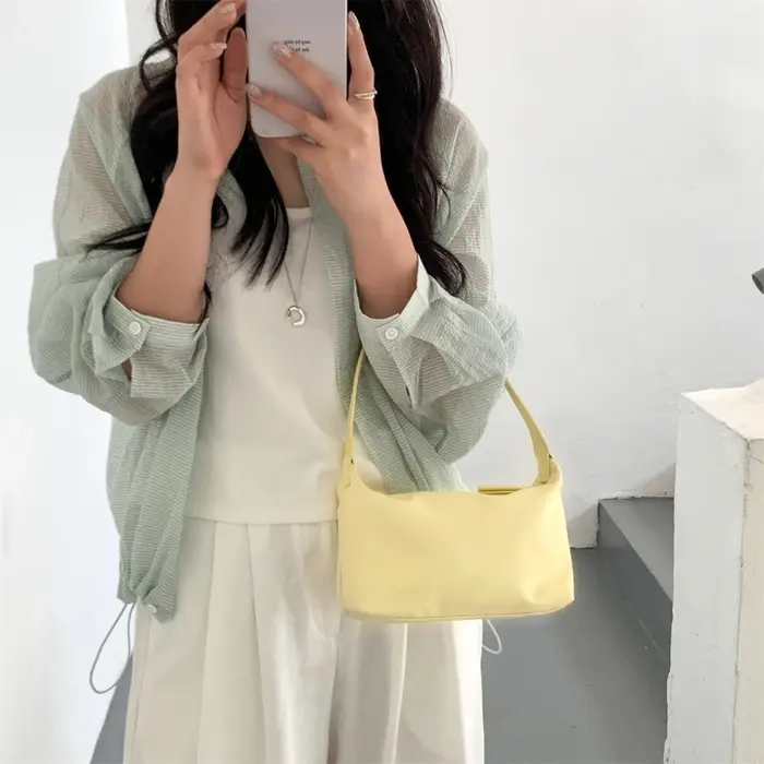 Sac à main baguette minimaliste en nylon