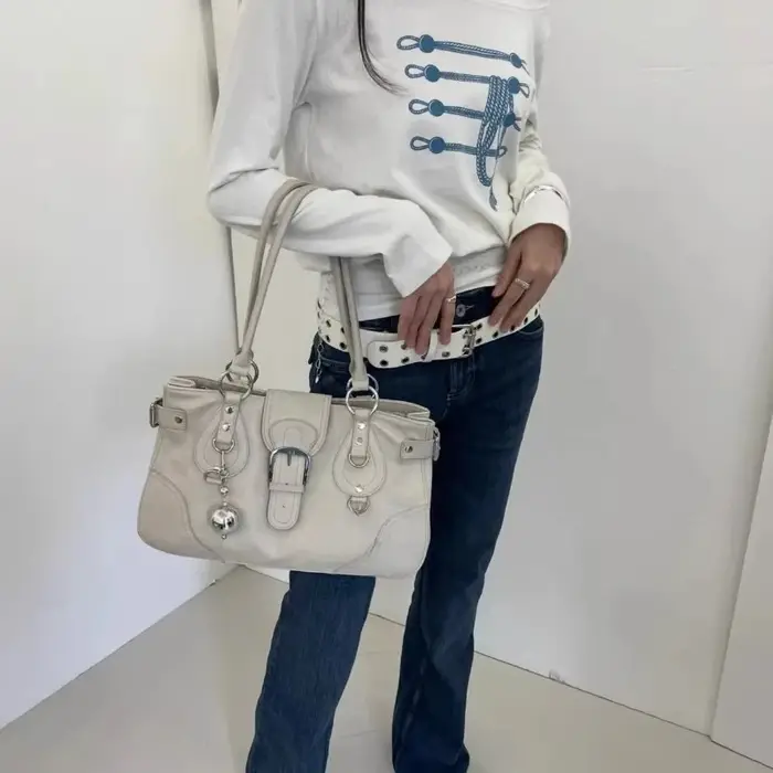 Sac à main en daim beige style Y2K avec boucle et détails anneau argentés