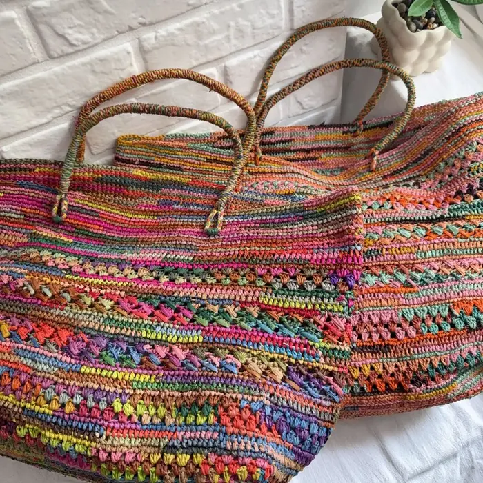 Sac à main en raphia coloré tissé à la main