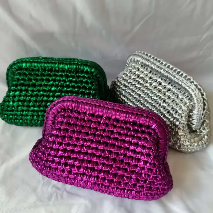 Sac à main en tissu argenté tressé avec clip crochet