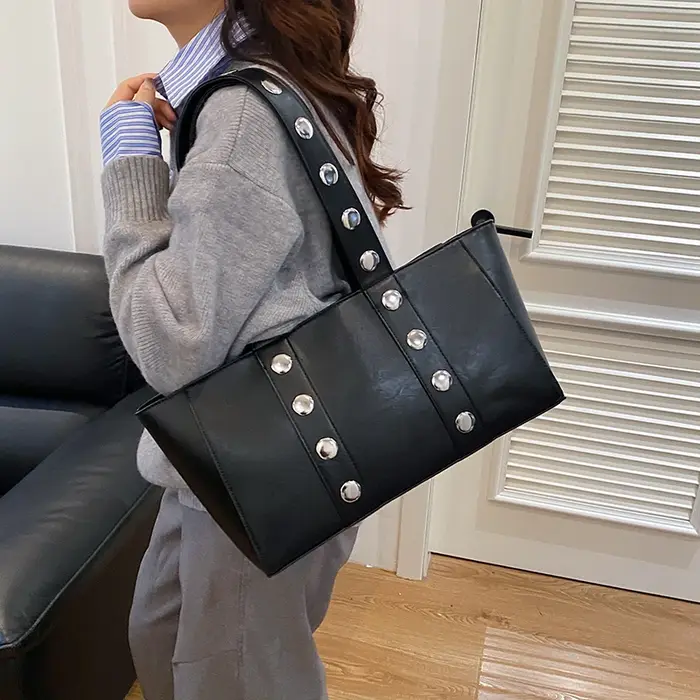 Fourre-tout noir style européen et américain personnalité sac de trajet Rivet Design sac à bandoulière en cuir PU grande capacité bolsa feminin