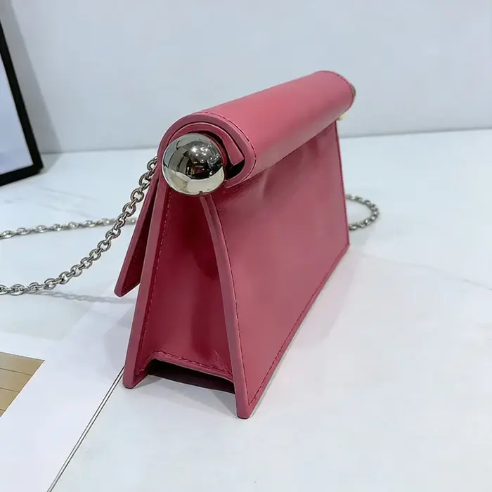 Pochette tendance pour femmes avec bord roulé