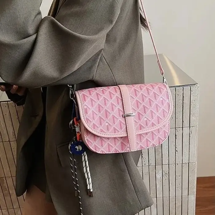 Sac à langer chic et minimaliste : élégant sac bandoulière pour femme avec logo de créateur de luxe et fonction de sac fourre-tout grande capacité