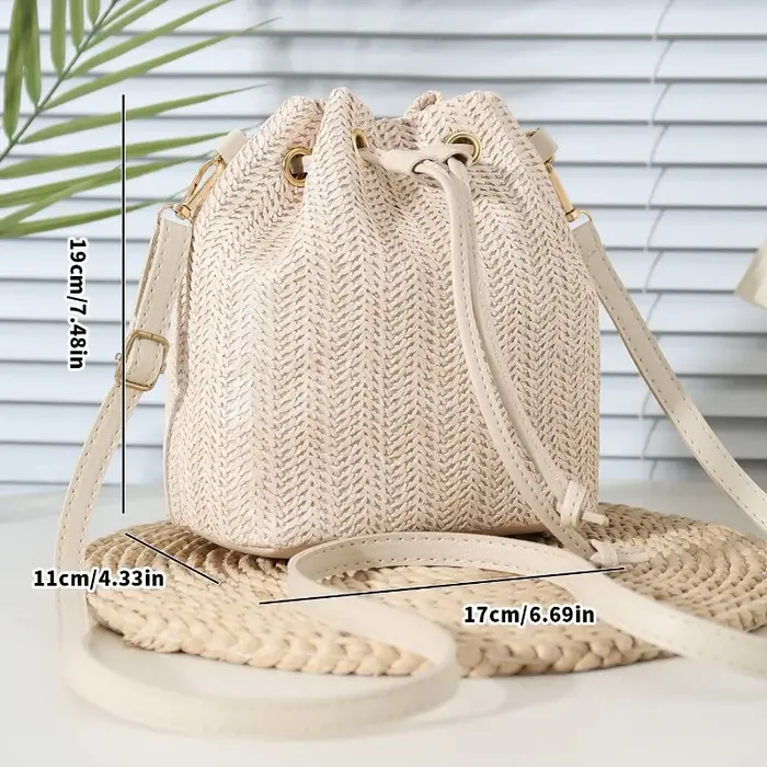 Sac seau bandoulière bohème en paille beige tressée avec cordon de serrage et sangle en cuir réglable