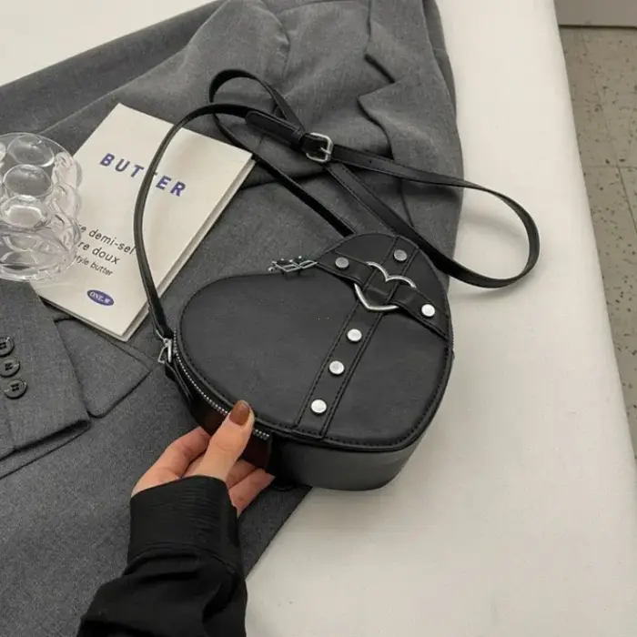 Vintage Y2K petite chaîne Rivet sac à bandoulière en forme de coeur sac à main rouge en cuir PU gothique sac