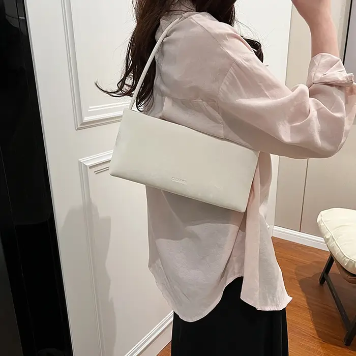 Petit sac à bandoulière sous les bras pour femmes