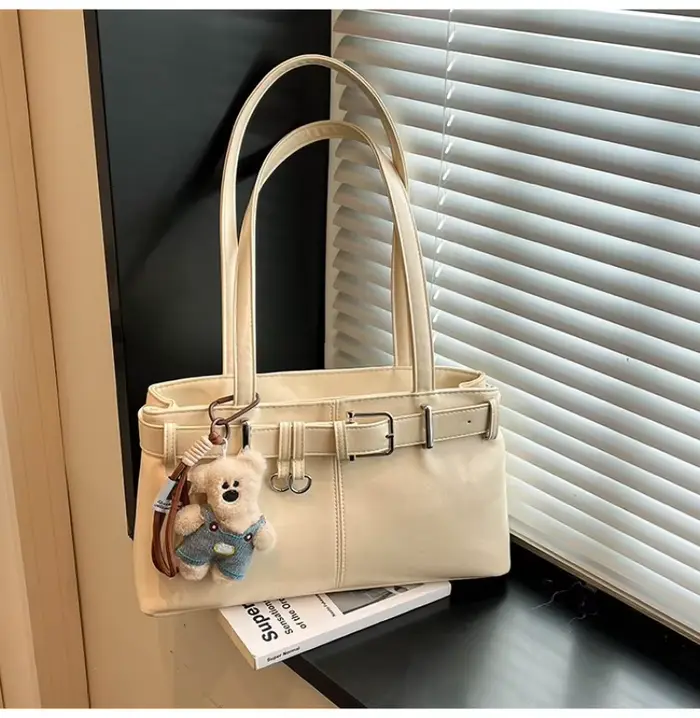 Sac à bandoulière en cuir pour femme avec détail ceinture et ours en peluche