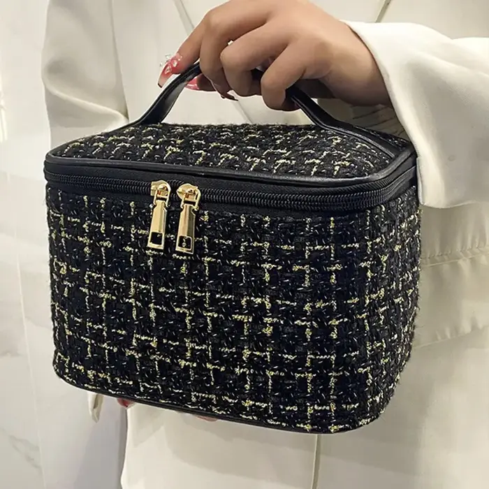Nouvelle Trousse de Maquillage Tricotée 2026 pour Femme – Sac Cosmétique Tissé Tendance Grande Capacité