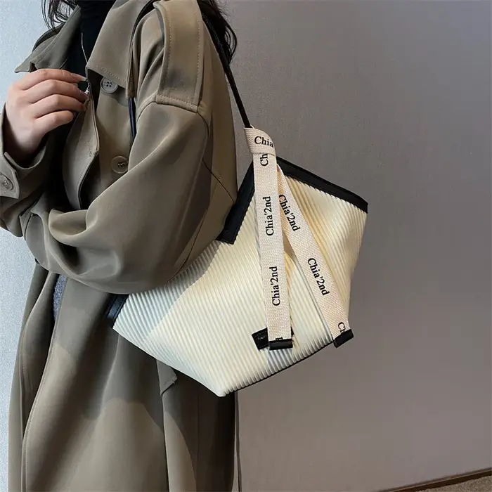 Sac fourre-tout grande capacité pour femme – Nouvelle collection été – Sac à bandoulière tendance pour le travail et les cours – Style urbain en PU – Vente flash de la saison