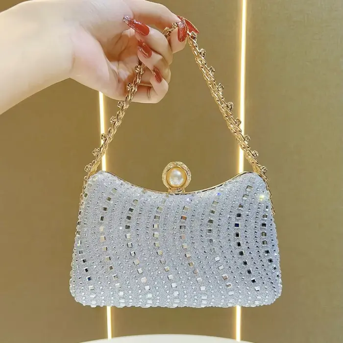 Pochette de soirée de luxe en strass dorés avec fermoir perlé et chaîne
