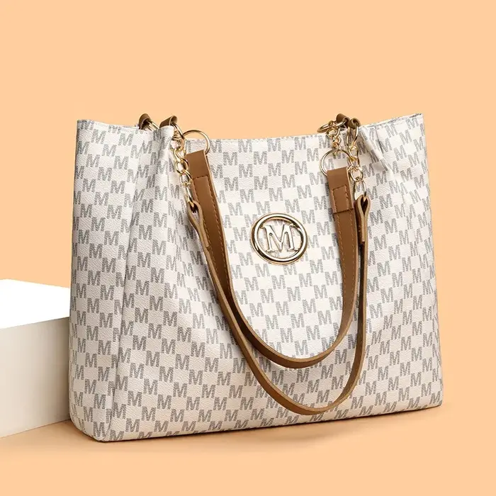 Sac fourre-tout tendance à motif lettres avec breloque