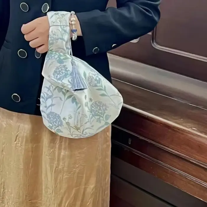 Sac à main en jacquard floral élégant avec nœud en satin et pompon