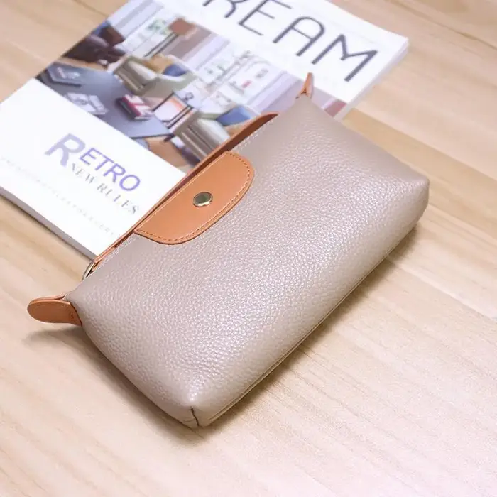 Le nouveau portefeuille pour femme en cuir souple et tendance avec des couleurs contrastées est un sac à main portable
