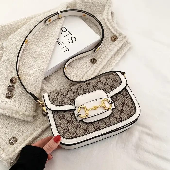 Sac bandoulière rétro tendance 2026 : Un petit sac carré classique et polyvalent, idéal pour les sor