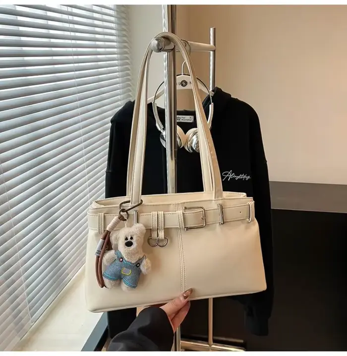 Sac à bandoulière en cuir pour femme avec détail ceinture et ours en peluche