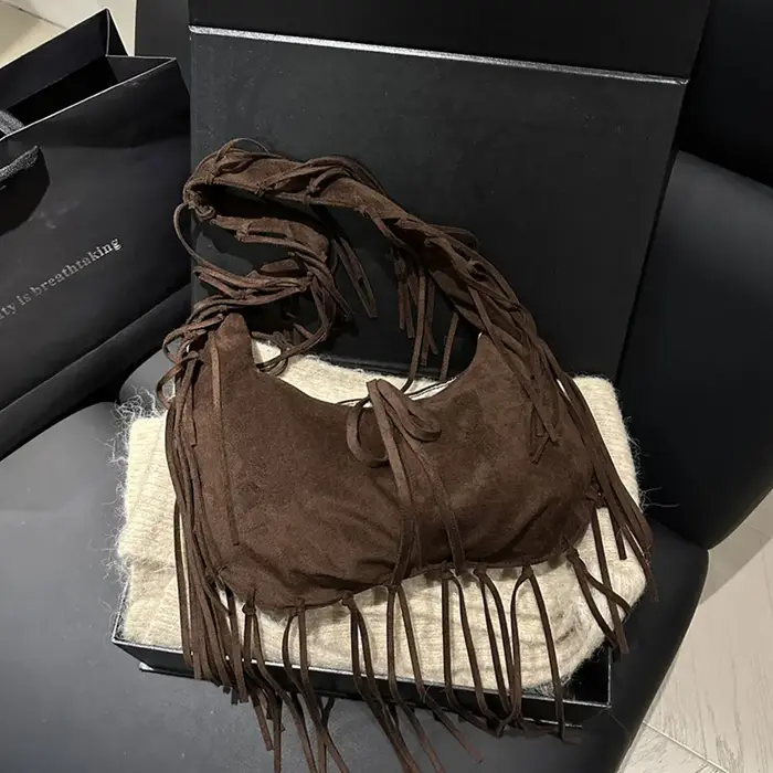 Sac fourre-tout à bandoulière à pompons quatre couleurs, en PU, avec des détails raffinés qui rehaus
