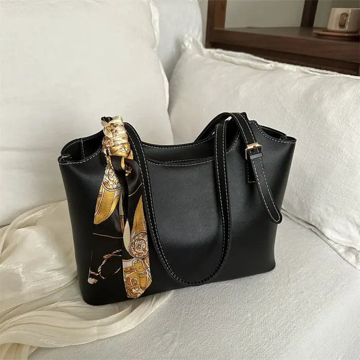Sac fourre-tout tendance avec accent élégant foulard en soie