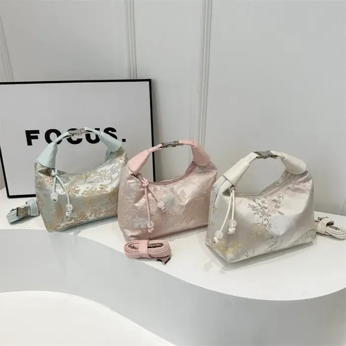Nouveau sac fourre-tout tendance Chic sac à bandoulière brodé doux Texture en Nylon pendentif perle sac