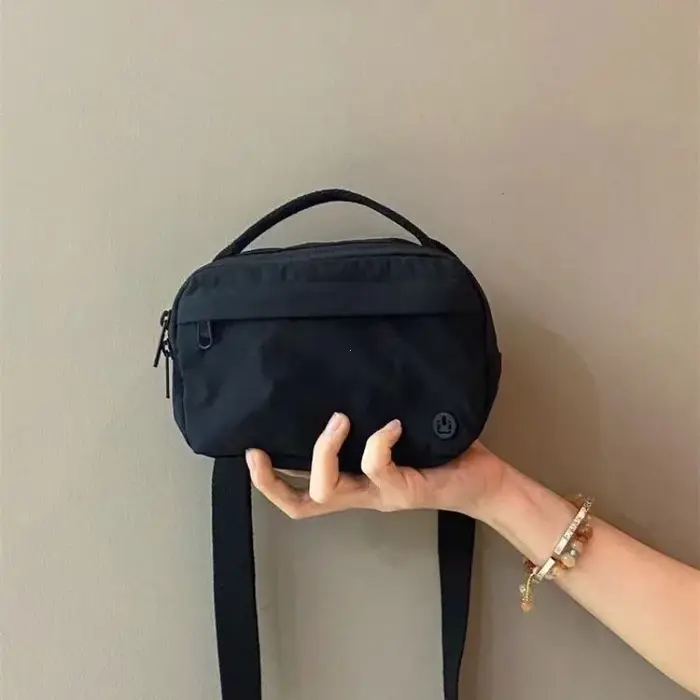 Sac bandoulière carré en toile de nylon coloré