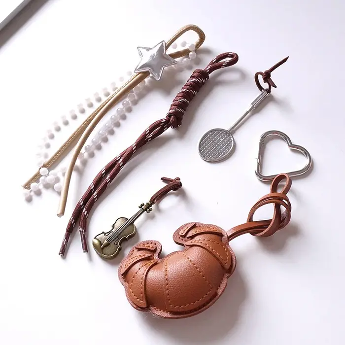 1 pièce Accessoire de bagage : Porte-clés créatif en cuir en forme de croissant