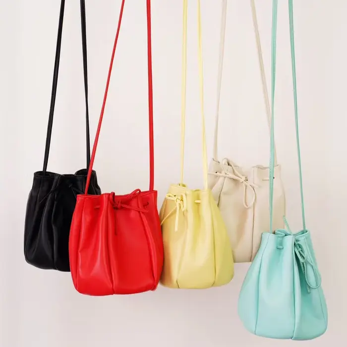 Sac seau à cordon en peau de mouton 2025 nouveau design de niche de printemps sac à bandoulière en cuir véritable mini