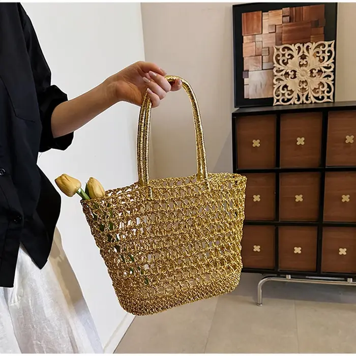 Sac cabas doré tressé à l'épaule