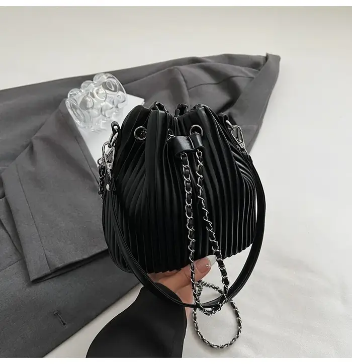 Sacs noirs mode plissé sangle conception sacs à bandoulière cordon seau sac en bandoulière dame Pu c