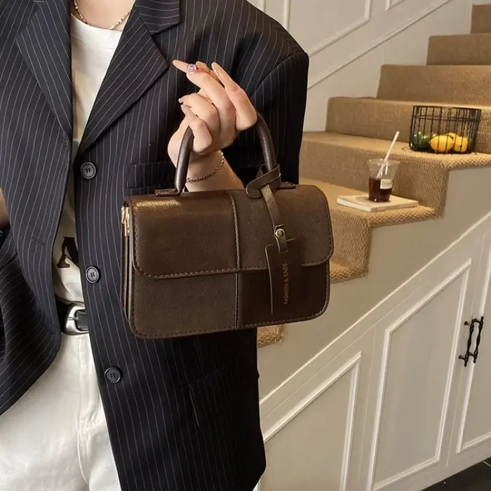 Sac à main pour femme fabriqué en cuir fin avec un design tendance et un look de banlieue vintage haut de gamme