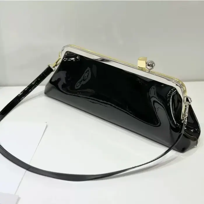 Pochette longue en cuir verni avec bandoulière détachable