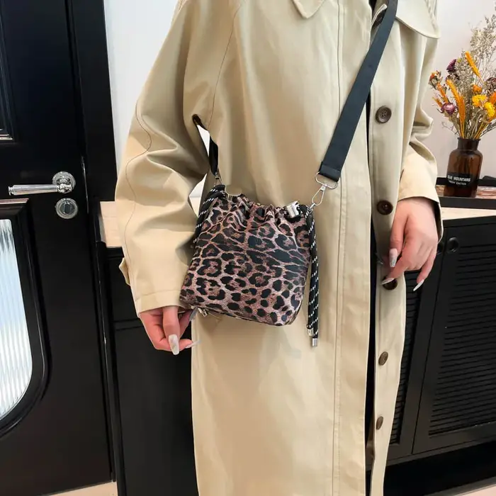 Mini sac à bandoulière en cuir léopard pour femme