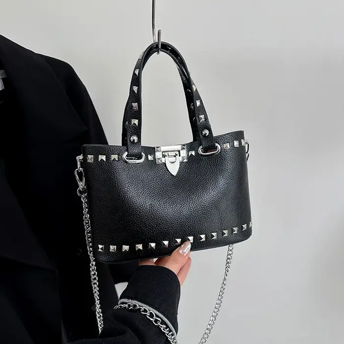 Sac à bandoulière en cuir PU noir pour femme, avec rivets, couleur unie, sac à main à chaîne, marque