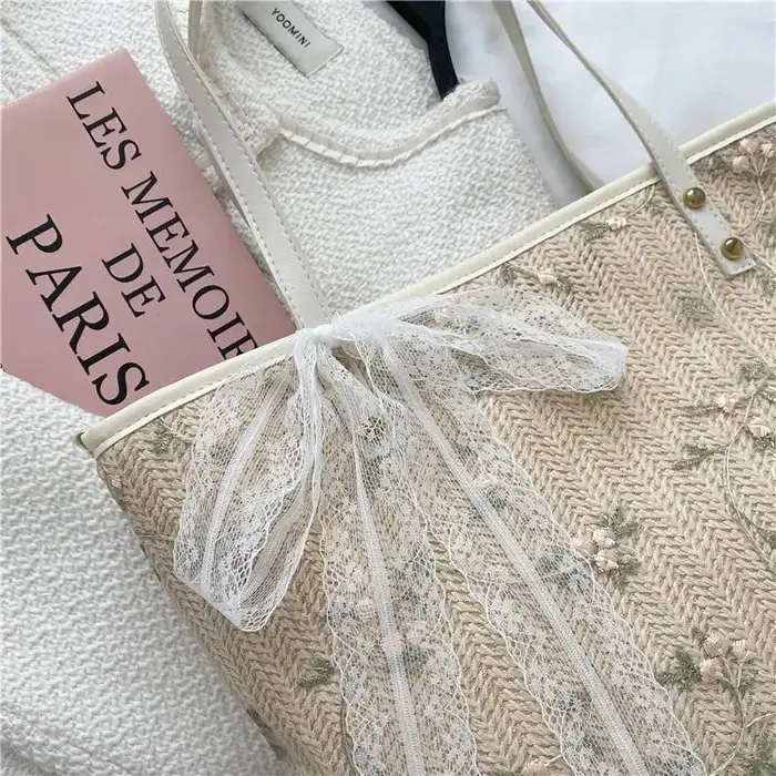 Sac fourre-tout en paille tressée avec broderie florale et détail nœud en dentelle