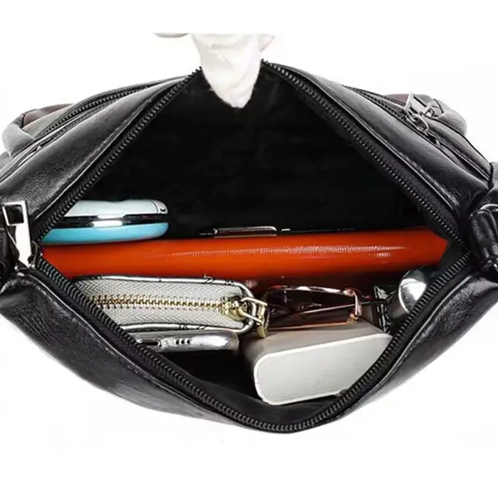 Le sac bandoulière pour femme est composé de matériau PU et de motifs imprimés