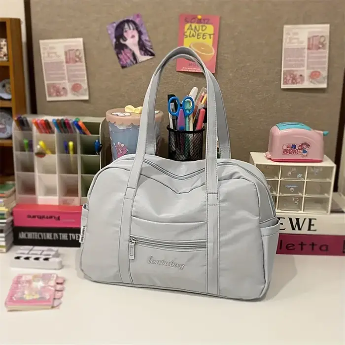 Sac fourre-tout tendance avec joli breloque en peluche pour l'épaule, plusieurs poches latérales, po