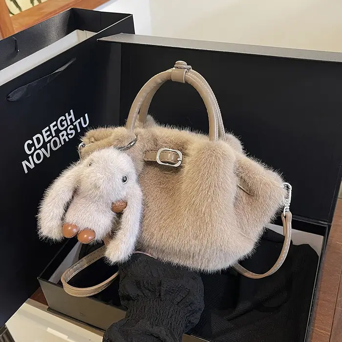 Sac à bandoulière en fausse fourrure moelleuse