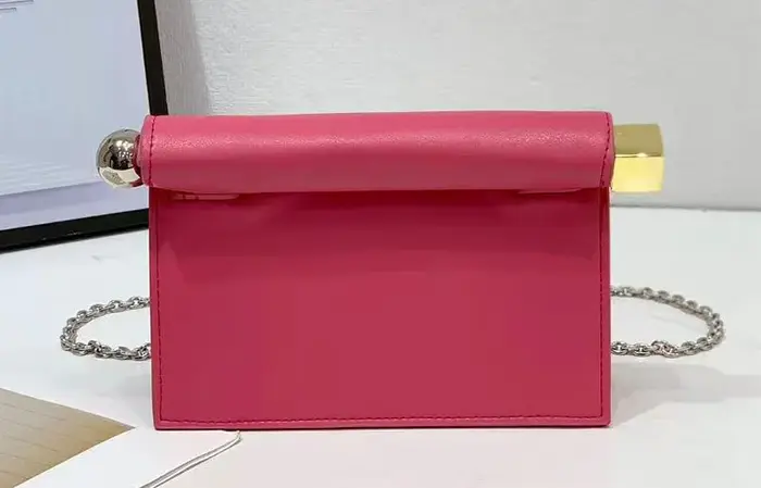 Pochette tendance pour femmes avec bord roulé