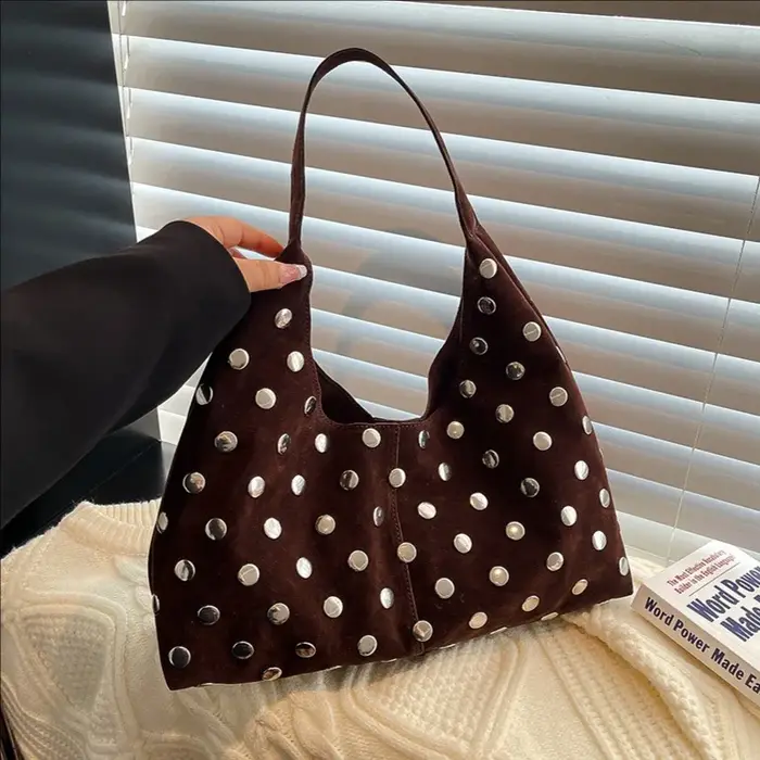 Sac fourre-tout en daim marron clouté pour femme