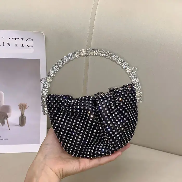 Sac à main plein de diamants
