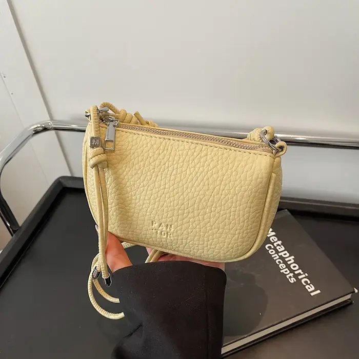 Le sac à bandoulière pour femme est à la mode