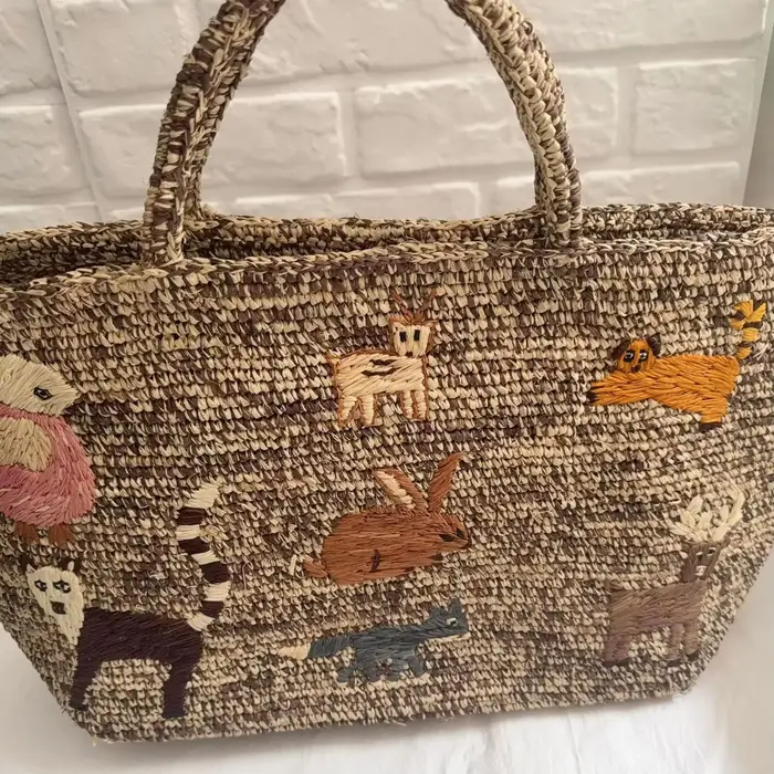 Sac fourre-tout en raphia fait main avec broderie