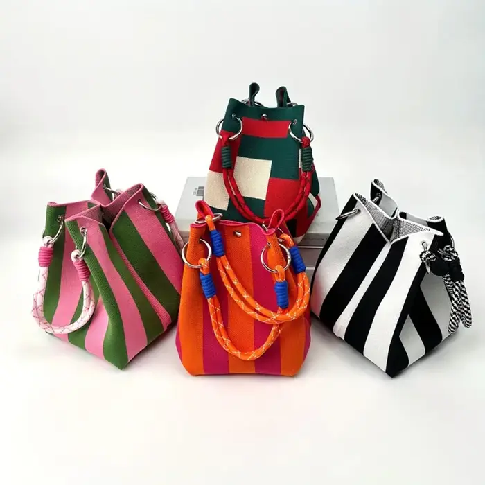 Ce sac à main seau rétro tricoté multicolore est simple et bloquant les couleurs