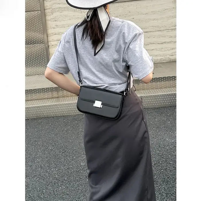 Sac à bandoulière pour femme au design urbain minimaliste luxueux
