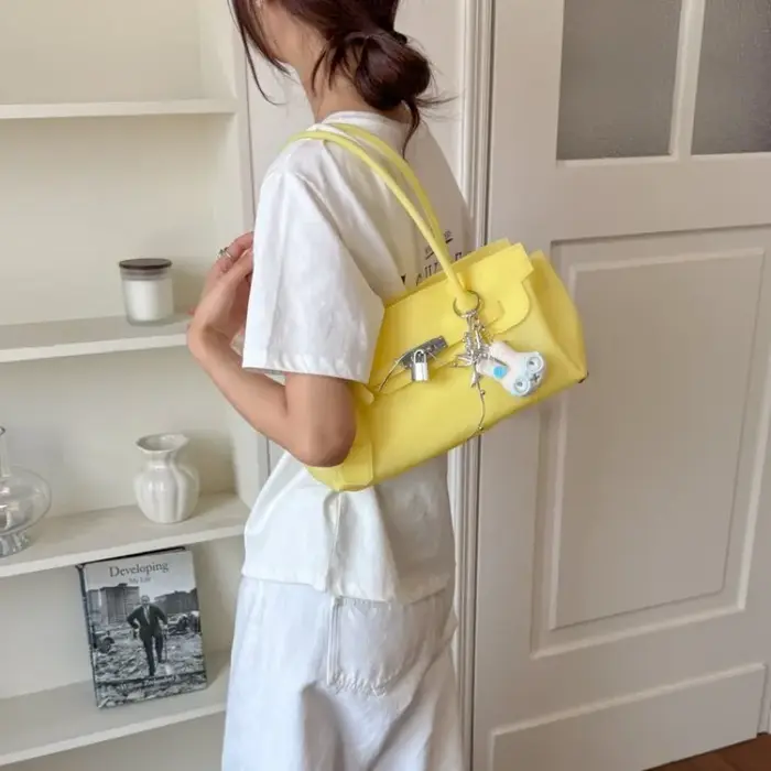 Sac à langer vintage de luxe : élégant sac à main bandoulière pour femme avec logo de créateur et gr