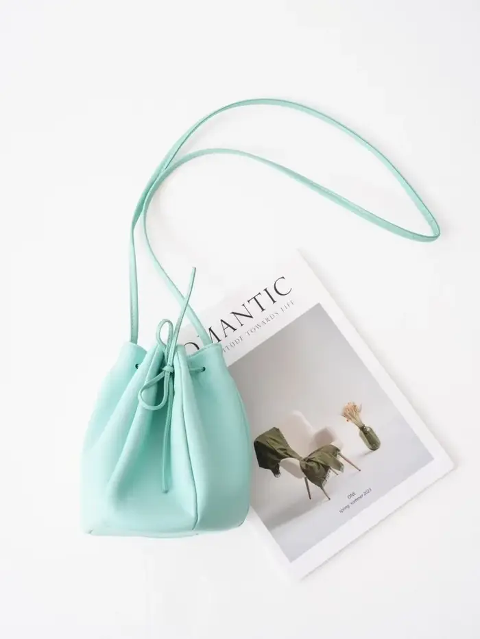 Sac seau à cordon en peau de mouton 2025 nouveau design de niche de printemps sac à bandoulière en cuir véritable mini